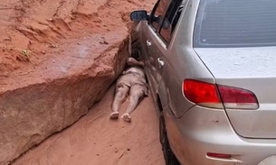 Homem ficou prensado ao tentar desatolar carro — Foto: Reprodução/JP Agora