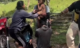 Alice Maciel Lacerda Lisboa, de 4 anos, nos braços de familiares logo após ser encontrada, depois de passar três dias desaparecida em Jeceaba — Foto: Divulgação/Corpo de Bombeiros