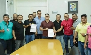David Almeida assina PL que regulamenta taxistas e mototaxistas em Manaus