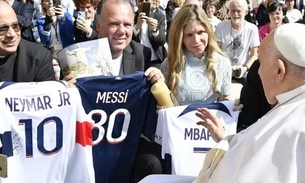 Papa Francisco abençoa camisetas autografadas por Neymar, Messi e Mbappé. Foto: Divulgação/ Vatican Media