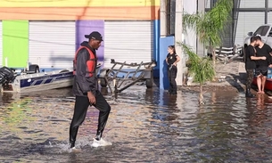 Caíque, goleiro do Grêmio, auxiliando nos resgates das enchentes . Foto: Maxi Franzoi/ Arquivo Pessoal