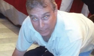 Andrew aparece segurando mulher em foto dos arquivos - Epstein Foto: Divulgação/Departamento de Justiça dos EUA