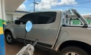 Carro foi abandonado perto da lixeira municipal - Foto: Reprodução