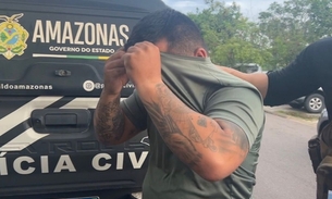 Suspeito preso chega à delegacia - Foto: Jander Robson/Portal do Holanda