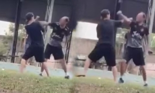 Vídeo: Professor troca socos com aluno que chutou bola para telhado de quadra