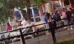 Macas com mais de 50 pacientes são colocadas na rua após incêndio atingir hospital