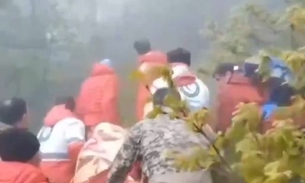 Vídeos mostram resgate do corpo do presidente do Irã Ebrahim Raisi