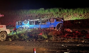 Ônibus saiu da pista e tombou - Foto: Divulgação/Bombeiros