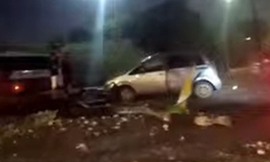Motorista de Hilux foge após derrubar poste na Av. Cosme Ferreira