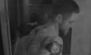 Jonas cumpre promessa e toma banho nu no BBB após Festa do Líder