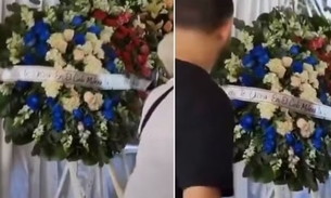 Coroa de flores mexe sozinha e assusta pessoas em velório; veja vídeo