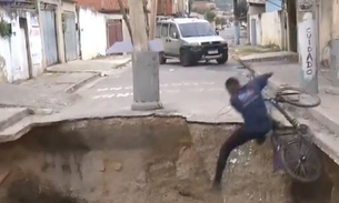 Ciclista cai em cratera durante reportagem ao vivo; vídeo