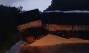 Caminhã bitrem levava carga de milho - Foto: Divulgação 