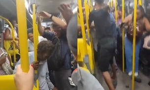 Idosa defeca em ônibus, é agredida e atira fezes; passageiros entram em pânico