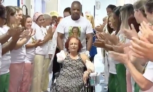 Imagem mostra escritora Roseana Murray deixando hospital após alta / Foto: Reprodução / Globo News