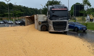 Milho ficou espalhado pela pista - Foto: Divulgação 