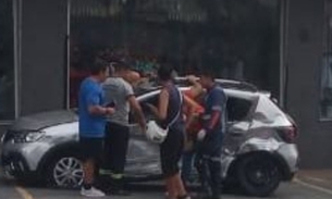 Carro é atingido em cheio em cruzamento no Vieiralves e fica destruído 