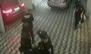 Vídeo mostra falsos policiais roubando casa em Manaus; até o cachorro foi levado