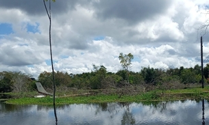 Avião fica submerso após fazer pouso forçado no meio do rio no Amazonas