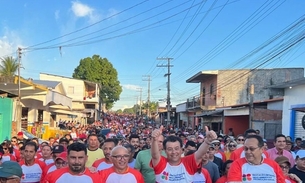 Senador Eduardo Braga é recebido por uma grande multidão em Manaquiri