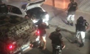 PMs durante abordagem às vítimas da chacina na AM-010 Foto: Reprodução