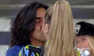 Após anunciarem término, André Gonçalves e Danielle Winits se beijam na final de A Fazenda; vídeo