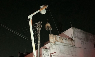 Homem é eletrocutado e corpo fica preso em cima de poste no Centro de Manaus