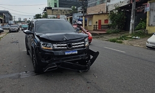 Picape arrasta carros e deixa motorista ferido no centro de Manaus