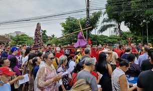 Milhares de fiéis lotam ruas de Manaus durante procissão da Via-Sacra