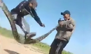 Vídeo: Homens usam cobra viva para ‘pular corda’