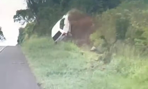 Adolescente capota carro com meia tonelada de maconha durante perseguição; vídeo