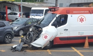 Ambulância fica destruída em acidente com carro em cruzamento na Praça 14; vídeo