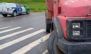 Caçamba rodopia na pista e atropela mulher na faixa de pedestre na Avenida das Torres