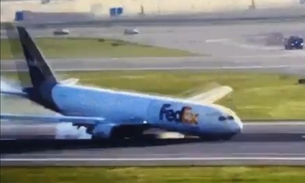 Vídeo:  Avião desliza na pista de aeroporto após falha em trem de pouso