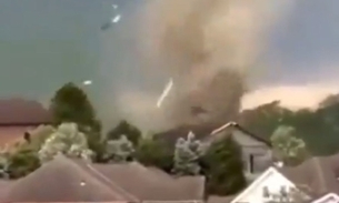 Tornado arranca teto de igreja durante culto; vídeo impressionante