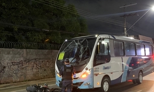Micro-ônibus desgovernado arrasta moto e mata passageiro em Manaus