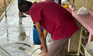 População tem que carregar baldes na chuva - Foto: Neto Silva/Portal do Holanda