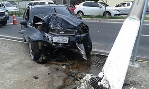 Sargento perde direção e carro derruba poste