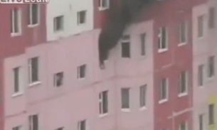Mulher morre ao cair de um prédio em chamas 