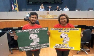 Casal faz protesto na câmara municipal