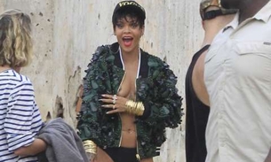  Rihanna deixa seios à mostra durante ensaio 