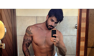 Ex-BBB Rodrigão posta foto de toalha e fãs de Adriana Sant'Anna pedem revanche