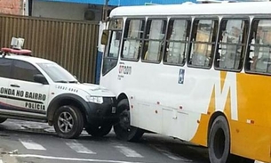 Ronda no Bairro bate em ônibus no Santo Antonio