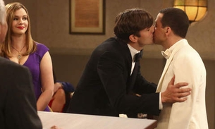 Ashton Kutcher e Jon Cryer dão beijo gay em série 