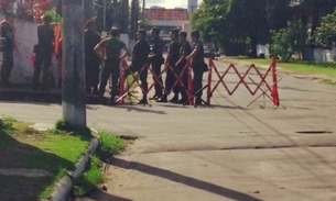 Militares bloqueiam rua no São Jorge