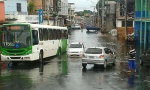 Moradores da rua Prosperidade sofrem em dia de chuva