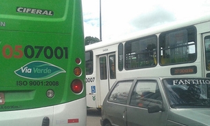 Ônibus usam rua como estacionamento