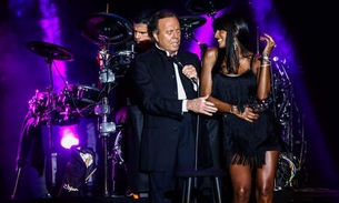 Julio Iglesias tira casquinha de bailarina e faz o último show de sua turnê de despedida no Brasil 