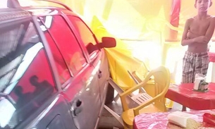 Carro de taxista brigão arrasta mesas, cadeiras e derruba telhado de um barraco