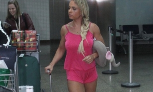  Vencedora do Miss Bumbum desembarca no aeroporto com roupa de dormir
